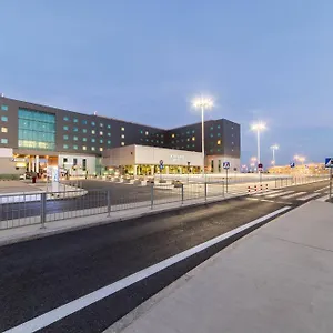 https://courtyard-by-marriott-warsaw-airport.warsawhotelspoland.com